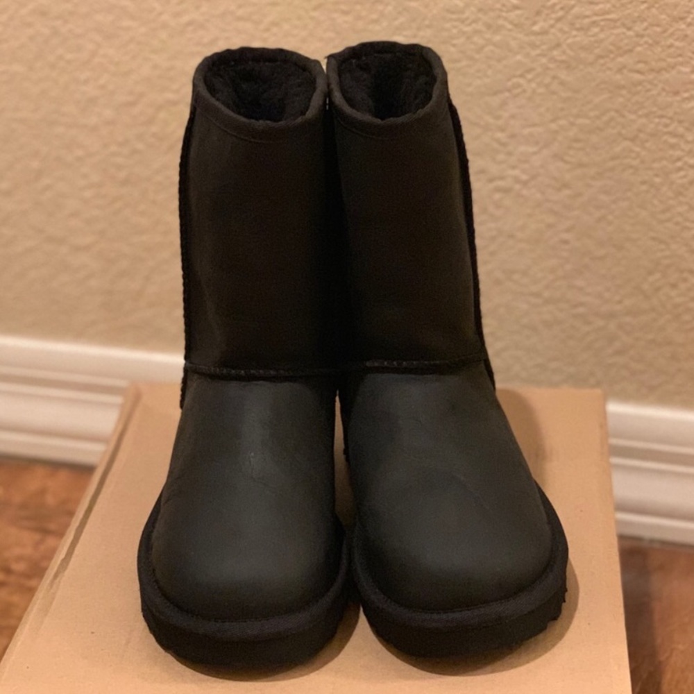 NEW • Classic Short Leather UGG Boots 🤍🖤